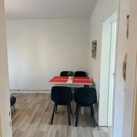 Zentrale 2-zimmer-wohnung In Ruhiger Lage Διαμέρισμα *
